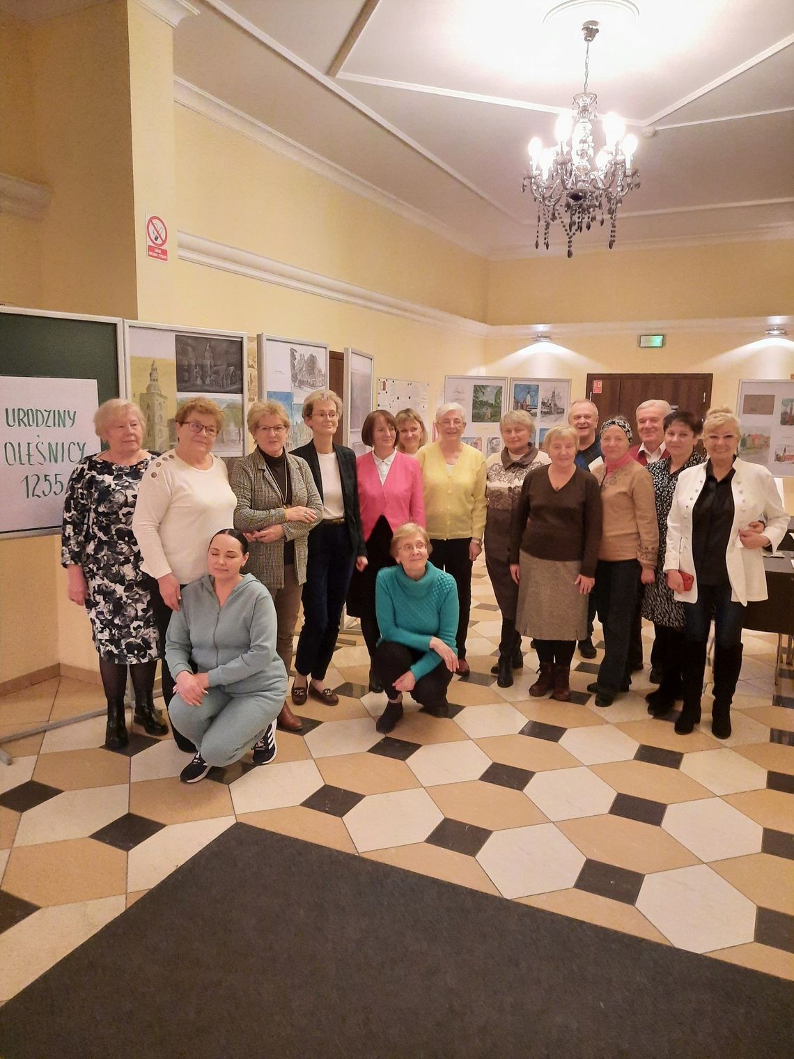 Seniorzy z uchodźcami w bibliotece w Oleśnicy