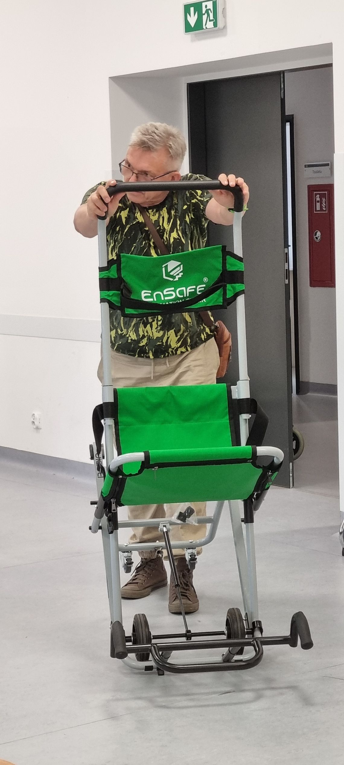 Seniorzy ewakuują się