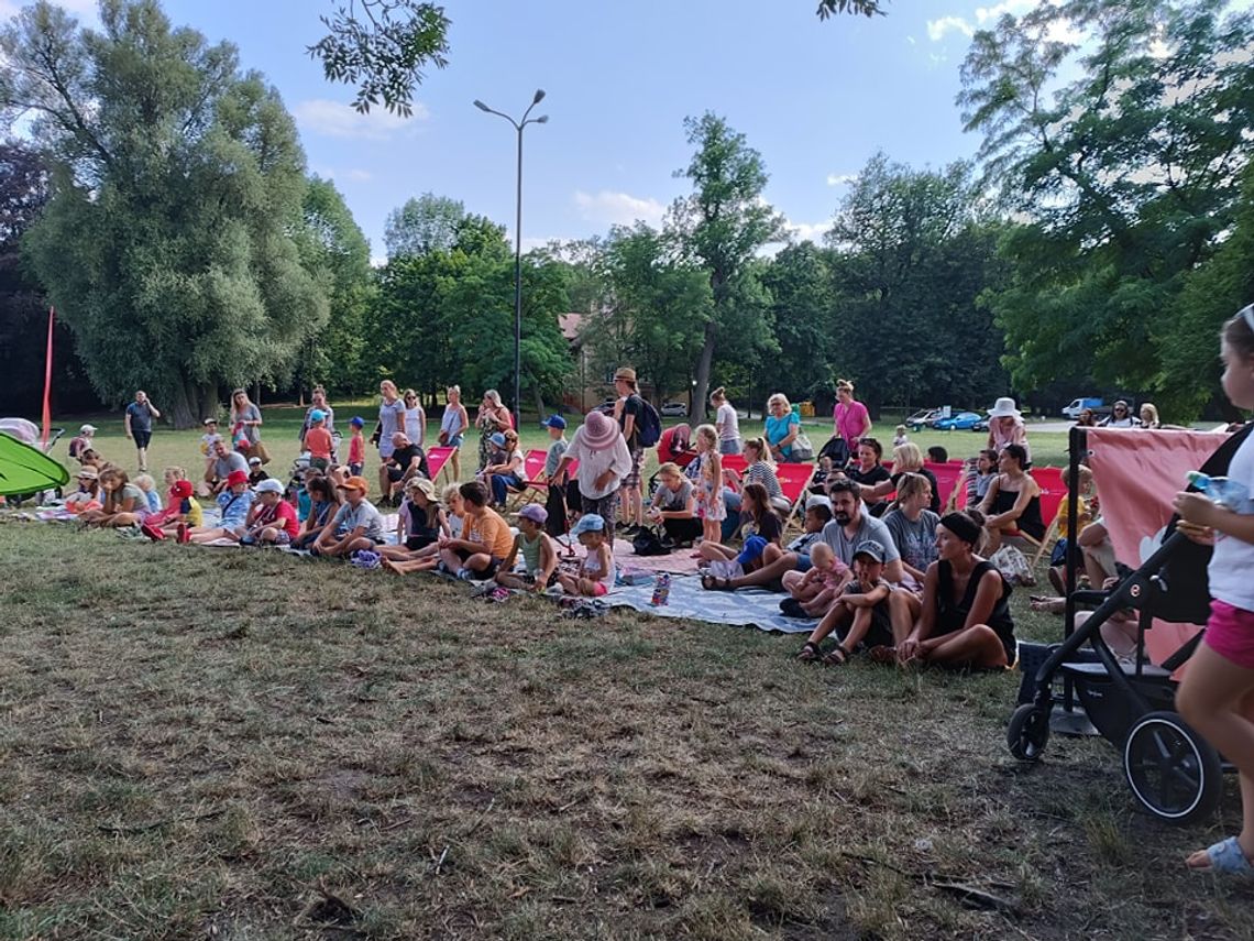 Teatrzyk na skwerku. Obejrzeliśmy "Polowanie na motyle"