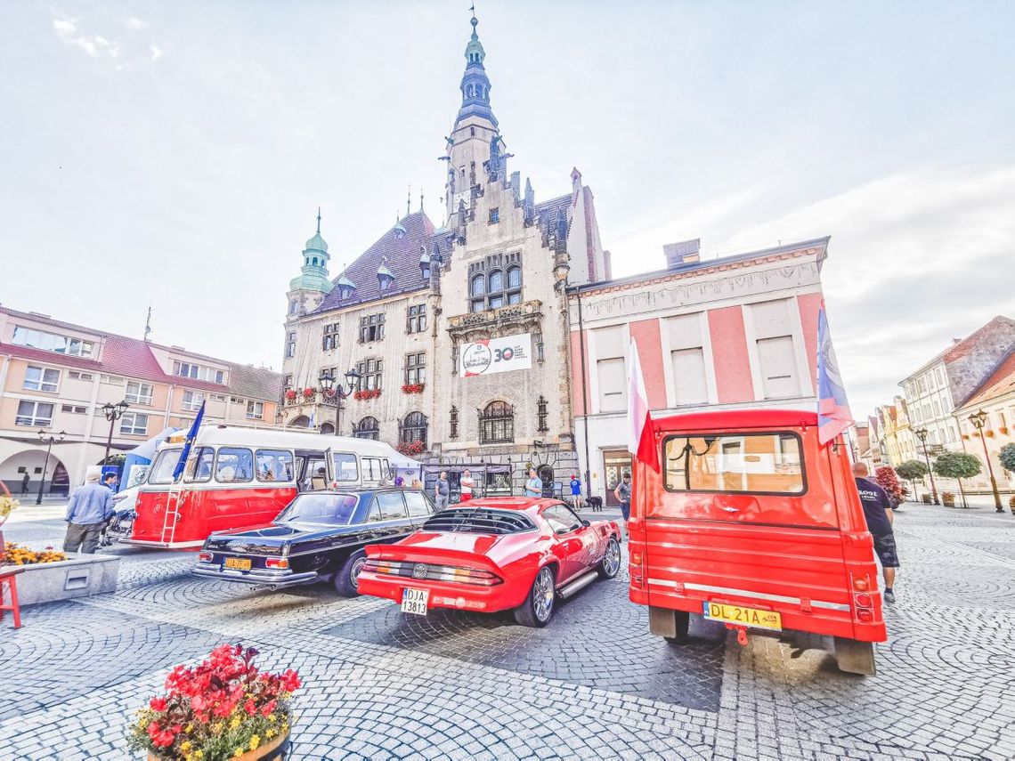 Zabytkowe automobile na Rynku w Oleśnicy