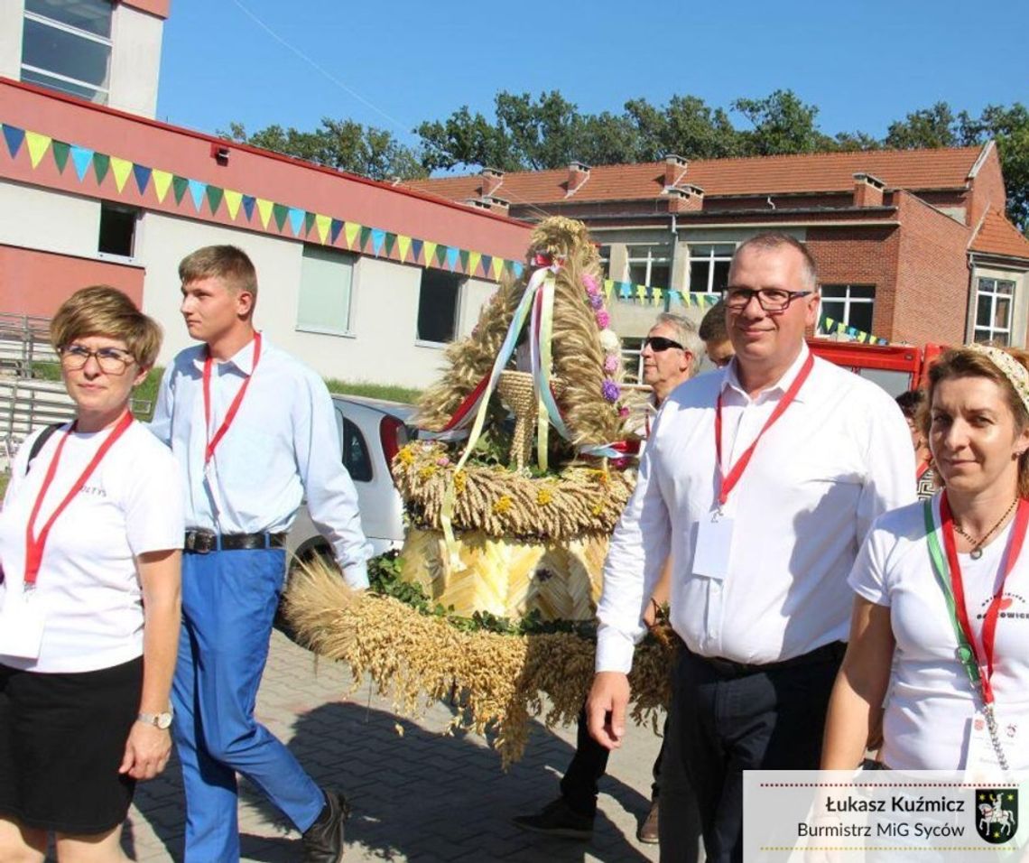 Burmistrz Sycowa na dożynkach powiatowych