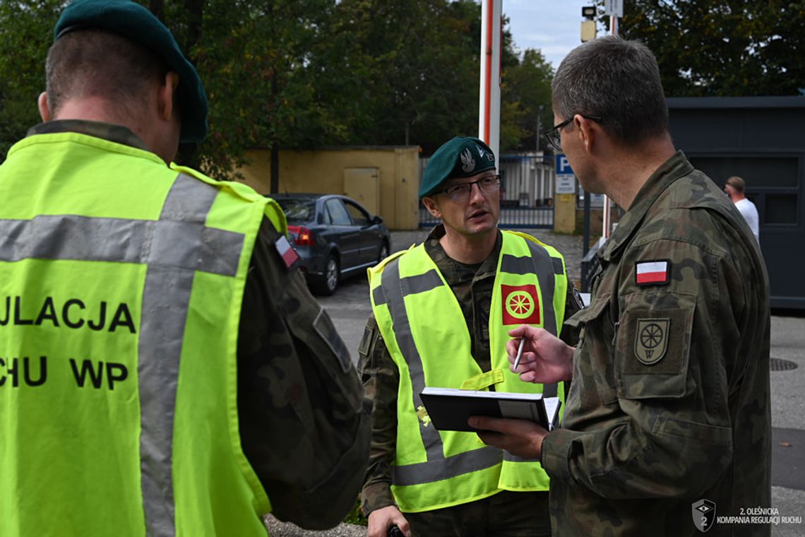 Żołnierze transportują ciężki sprzęt