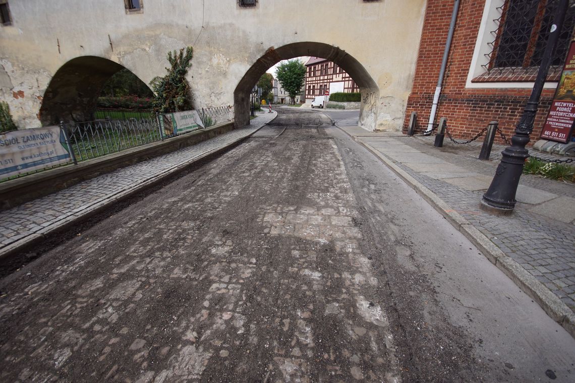 Stary bruk w Oleśnicy zalewa asfalt