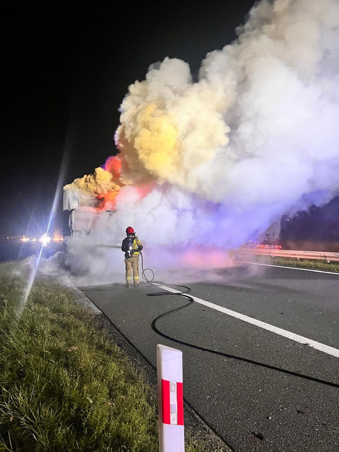 Pożar ciągnika przewożącego artykuły spożywcze