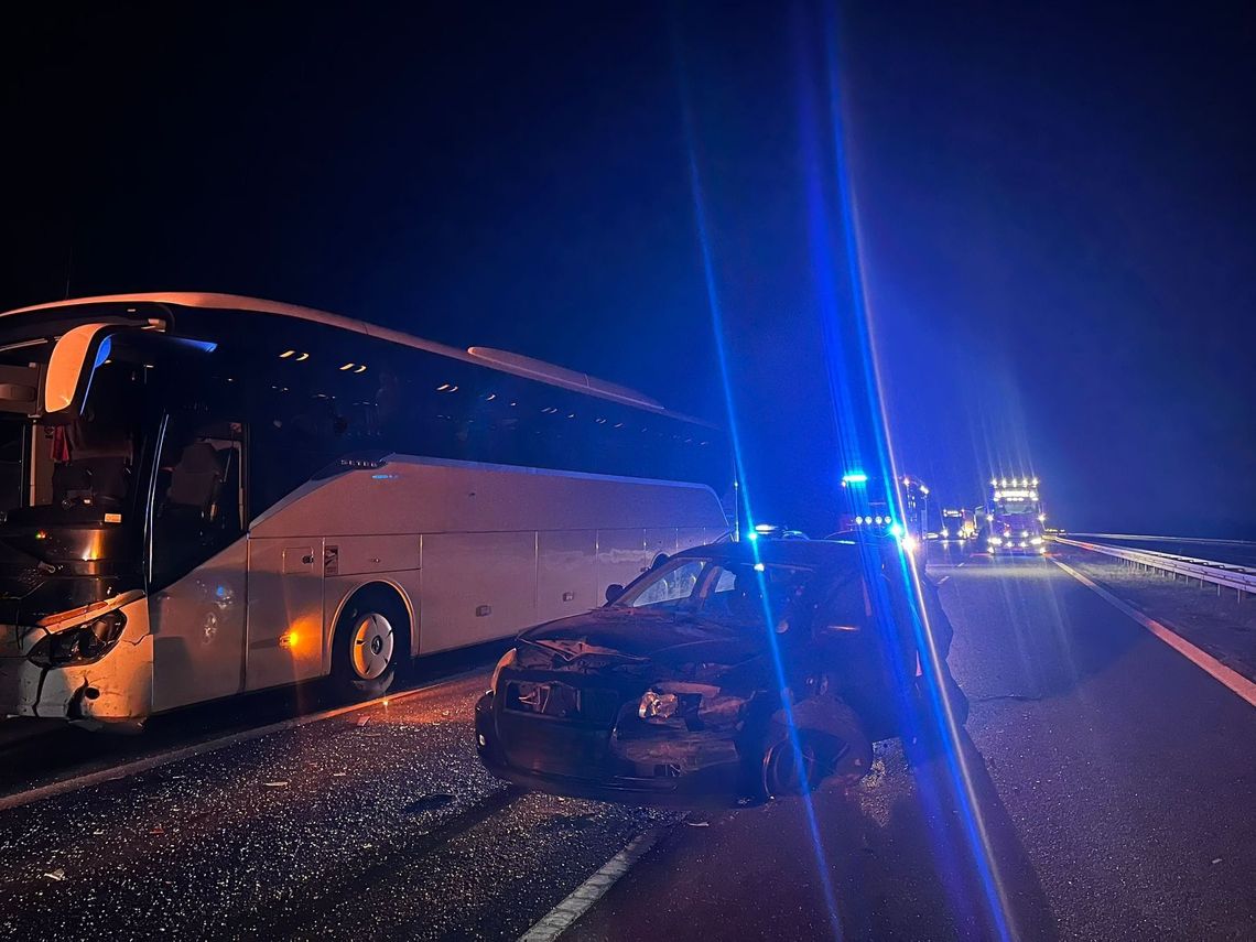 Autokar zderzył się z samochodem osobowym