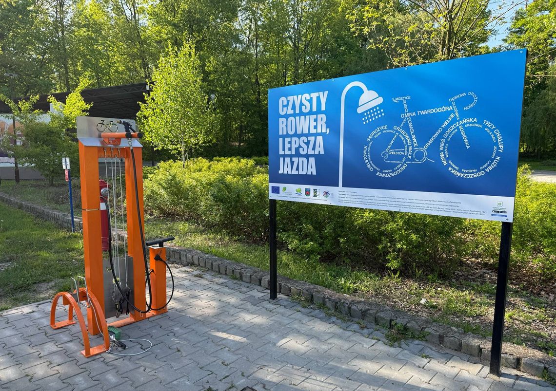 Stacja naprawy rowerów i myjka czekają