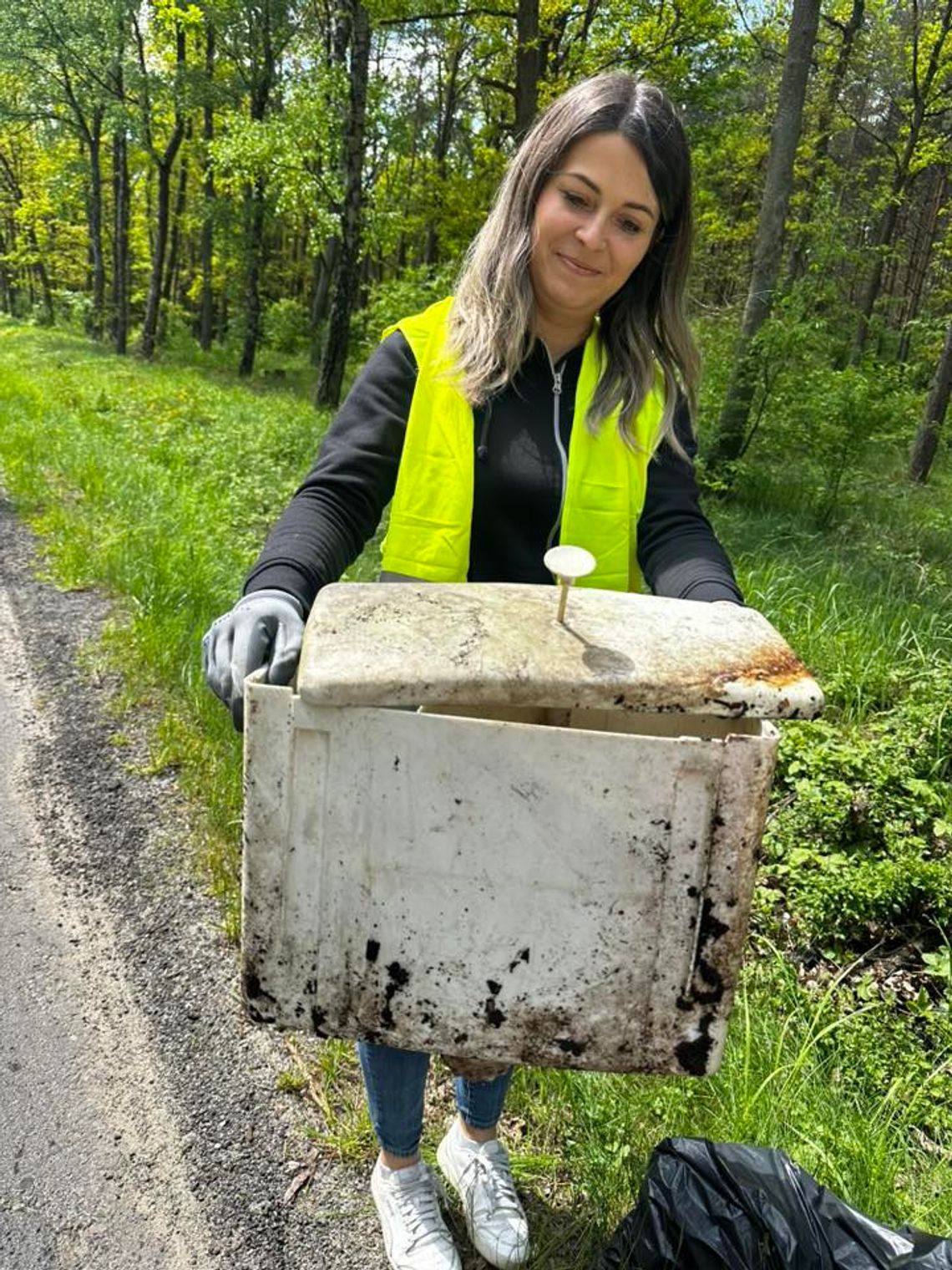 Sprzątali las. A w lesie spłuczka, zabawki, opony...