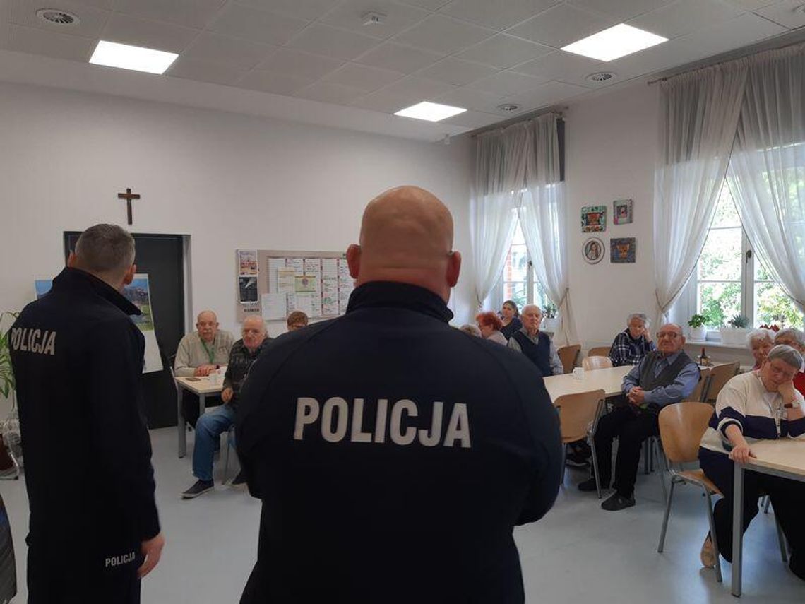 Dzielnicowi w Dziennym Domu Seniora w Oleśnicy