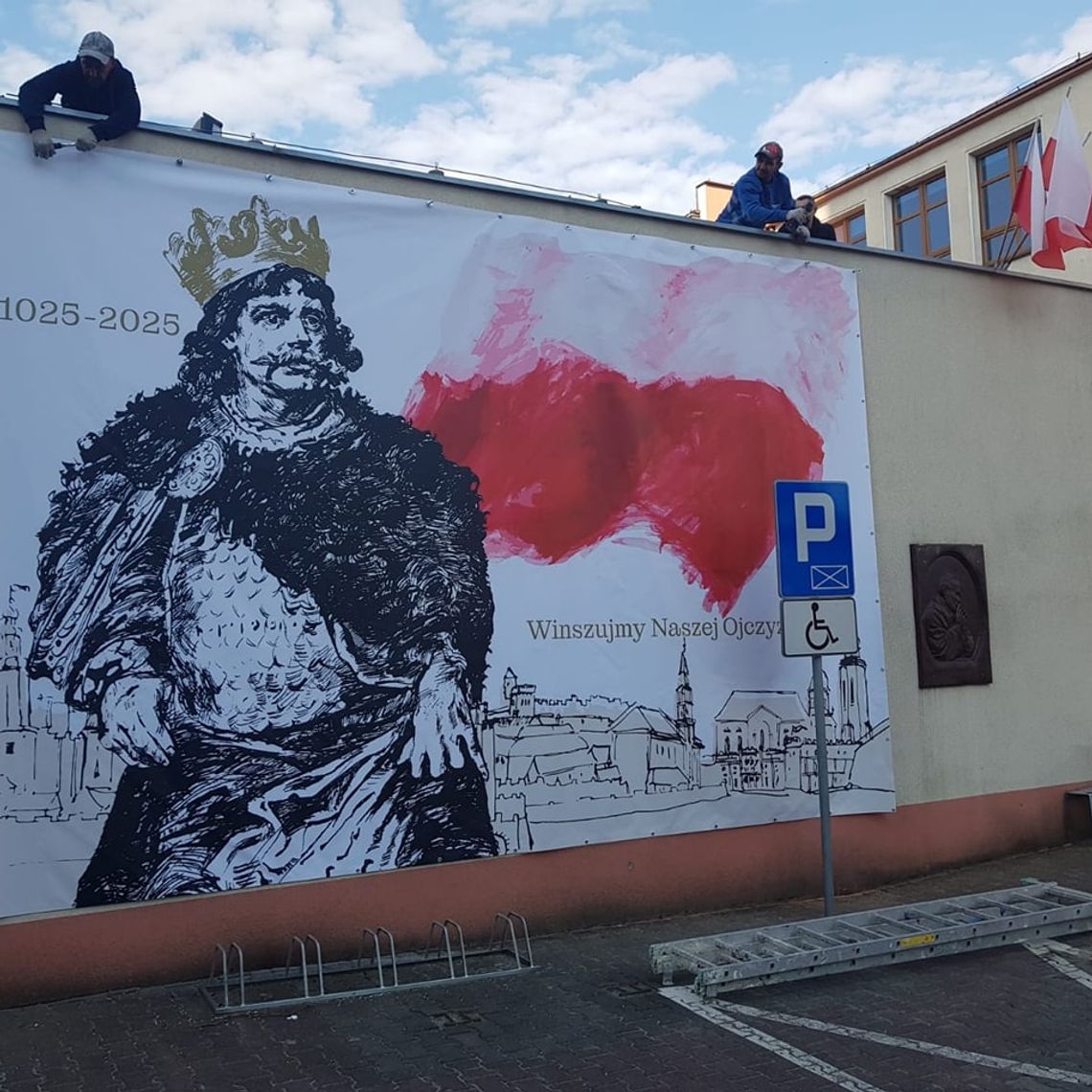 Zawieszono baner upamiętniający Tysiąclecie Koronacji Pierwszych Królów Polski