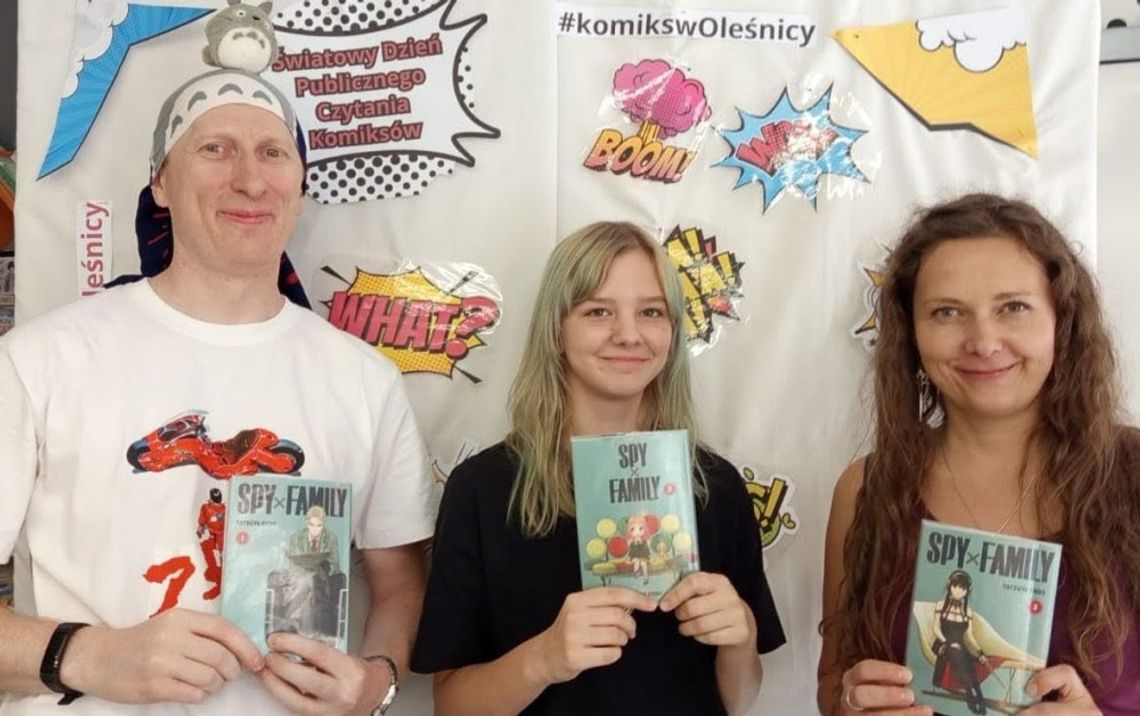 Młodzież czyta komiksy w bibliotece w Oleśnicy