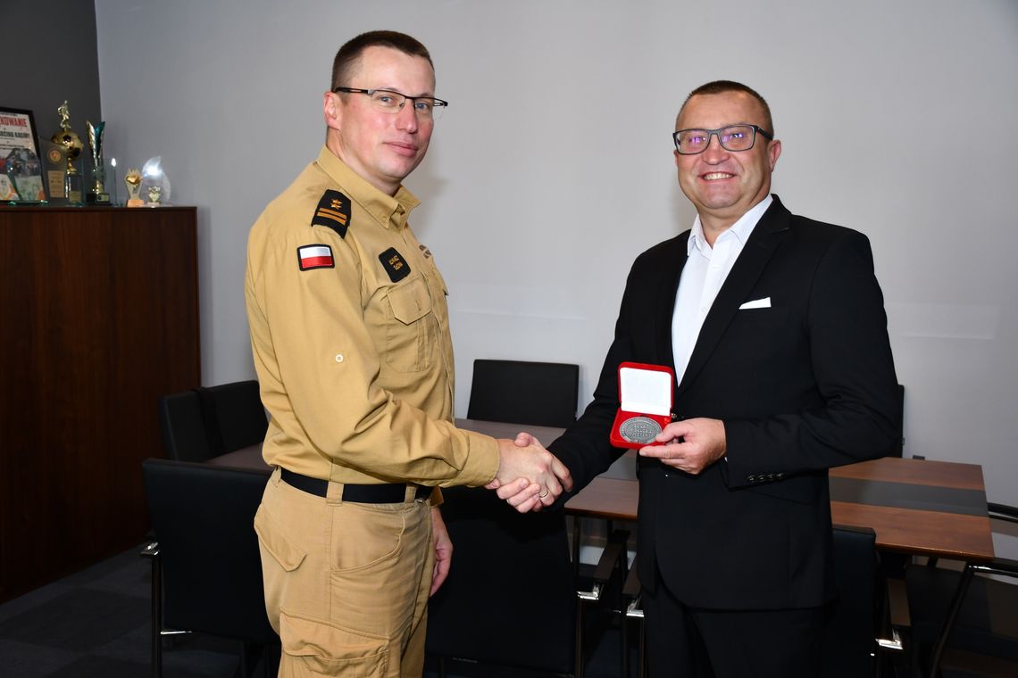 Medal dla gminy Oleśnica od strażaków