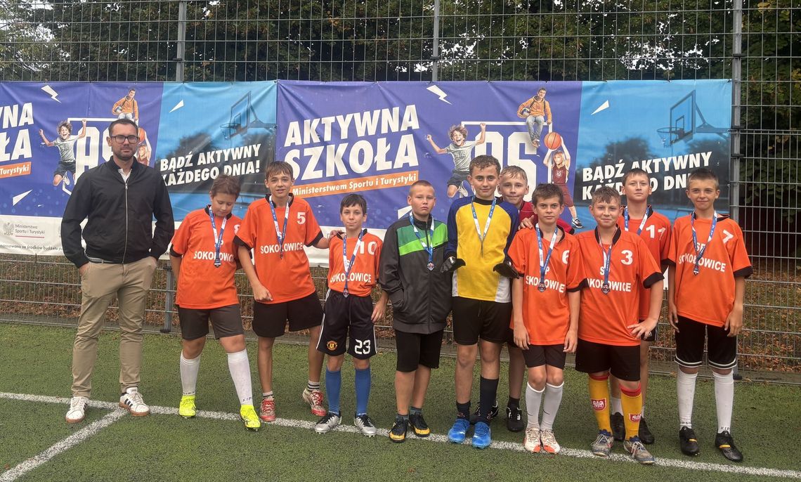 Drugie miejsce zespołu z Sokołowic w turnieju "Z orlika na basen"