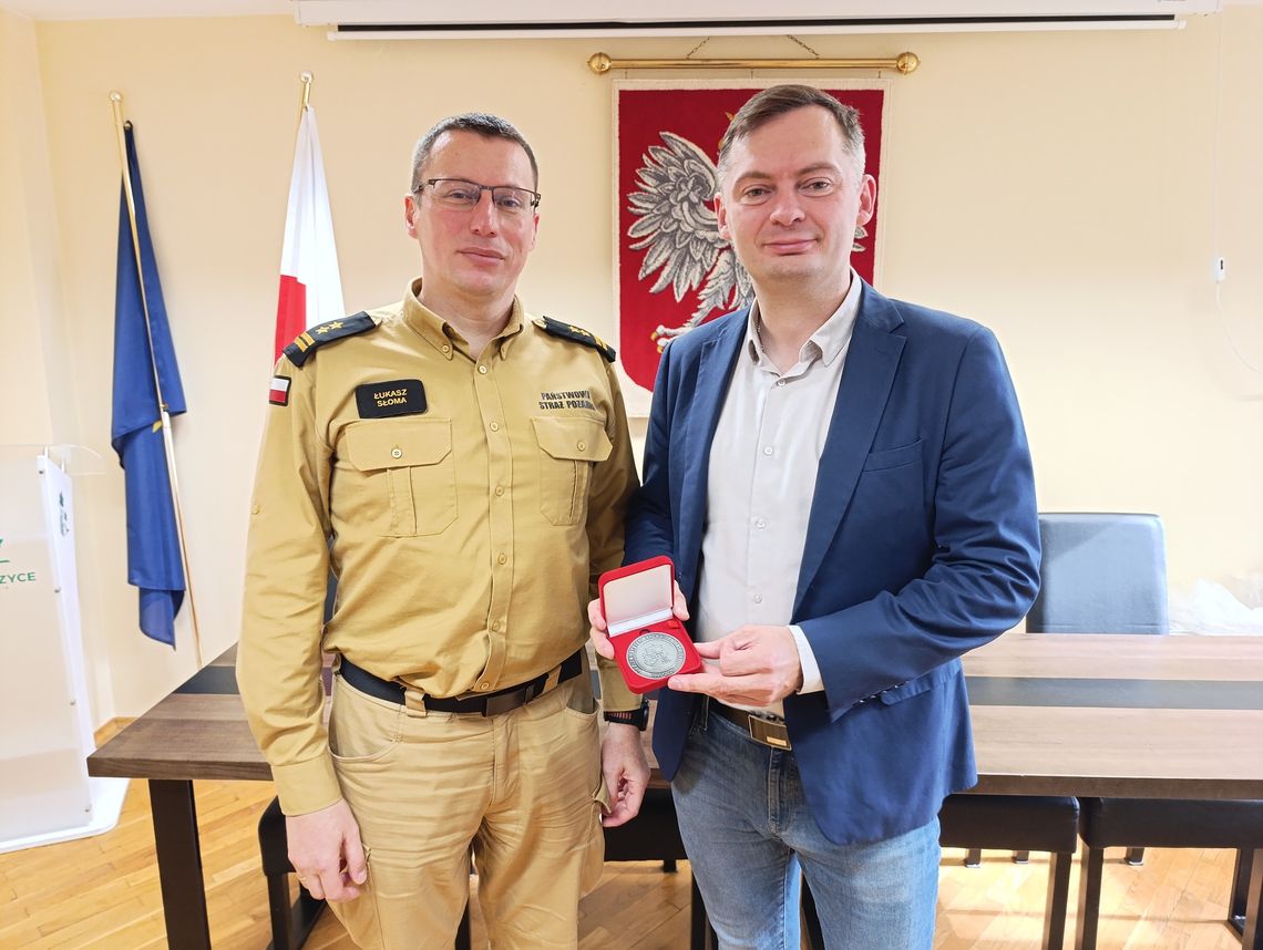 Pamiątkowy medal dla strażaków ochotników