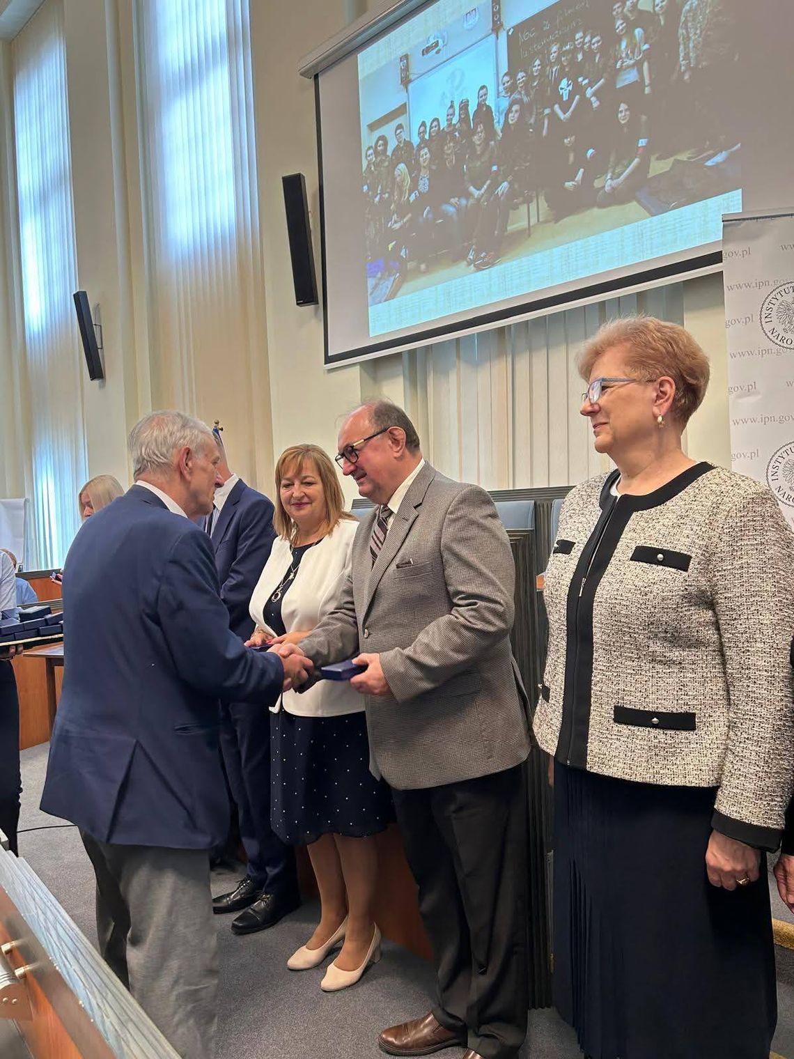 Jan Bronś z medalem od Światowego Związku Żołnierzy Armii Krajowej