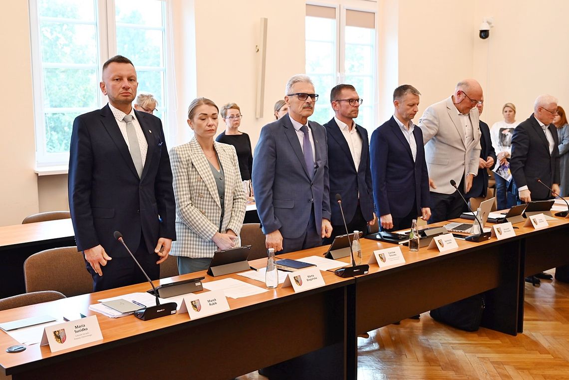 Sesja Rady Powiatu Oleśnickiego zaczęła się od minuty ciszy..