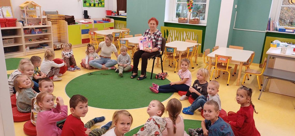 Wnuk słucha. Babcia czyta. Dziadek też