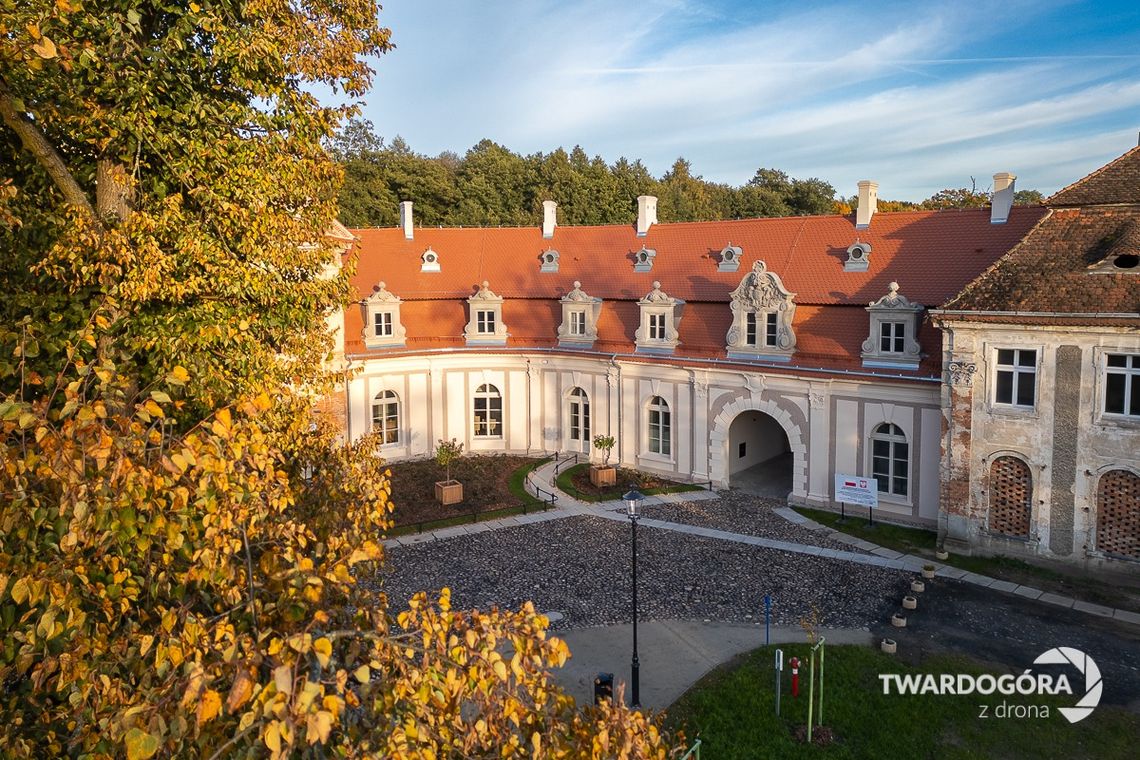 Jesień idzie przez pałac Jesień idzie przez pałac