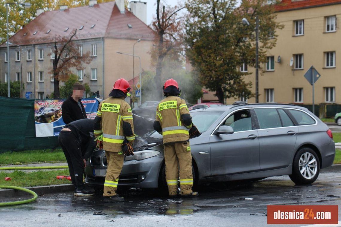 Zapaliło się auto pod Biedronką w Oleśnicy Zapaliło się auto pod Biedronką w Oleśnicy