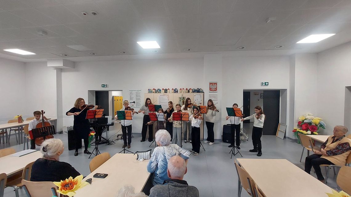 Muzyczne spotkanie młodzieży z seniorami Muzyczne spotkanie młodzieży z seniorami