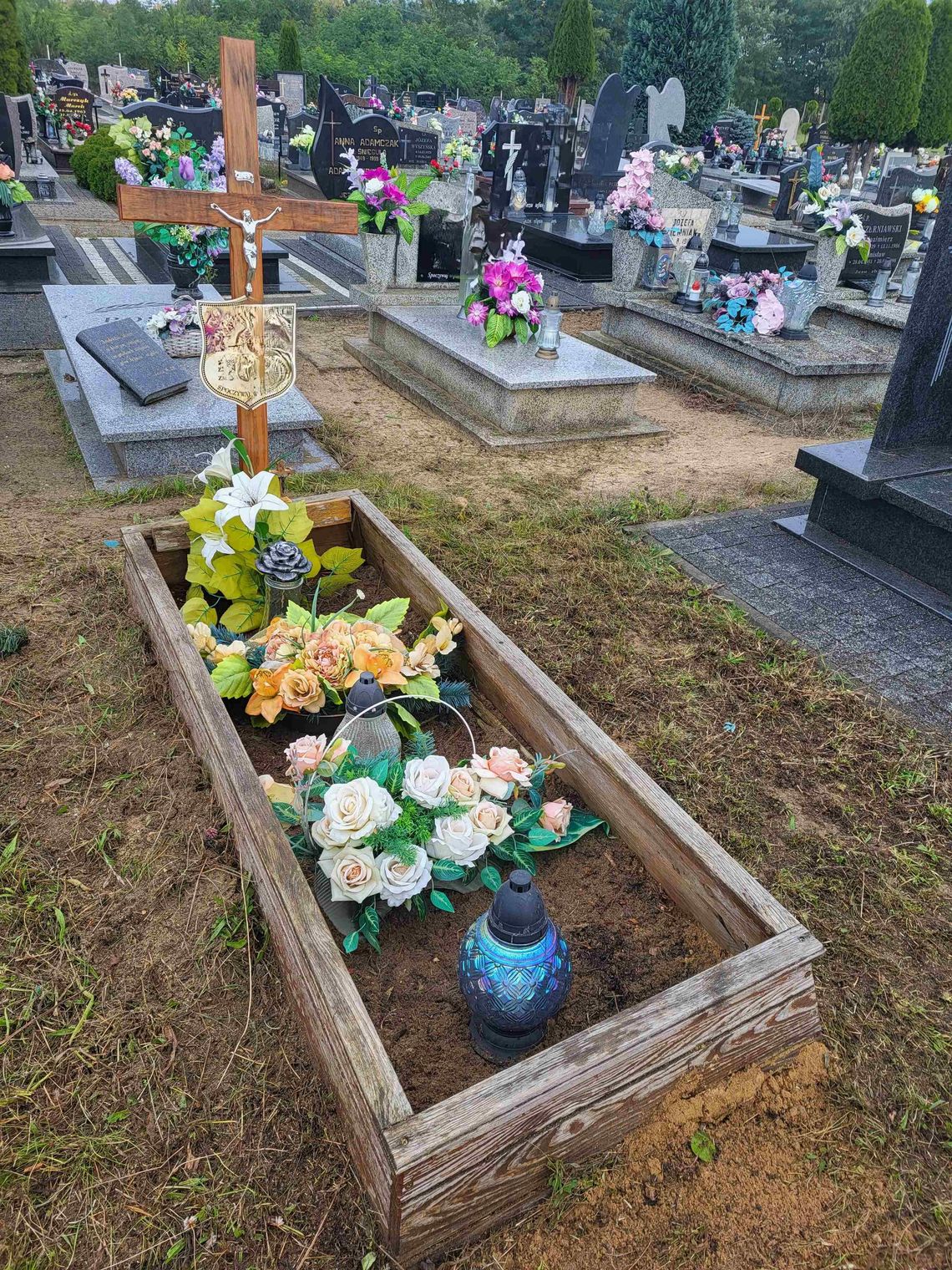 Pracownicy ZGK porządkują zaniedbane groby Pracownicy ZGK porządkują zaniedbane groby