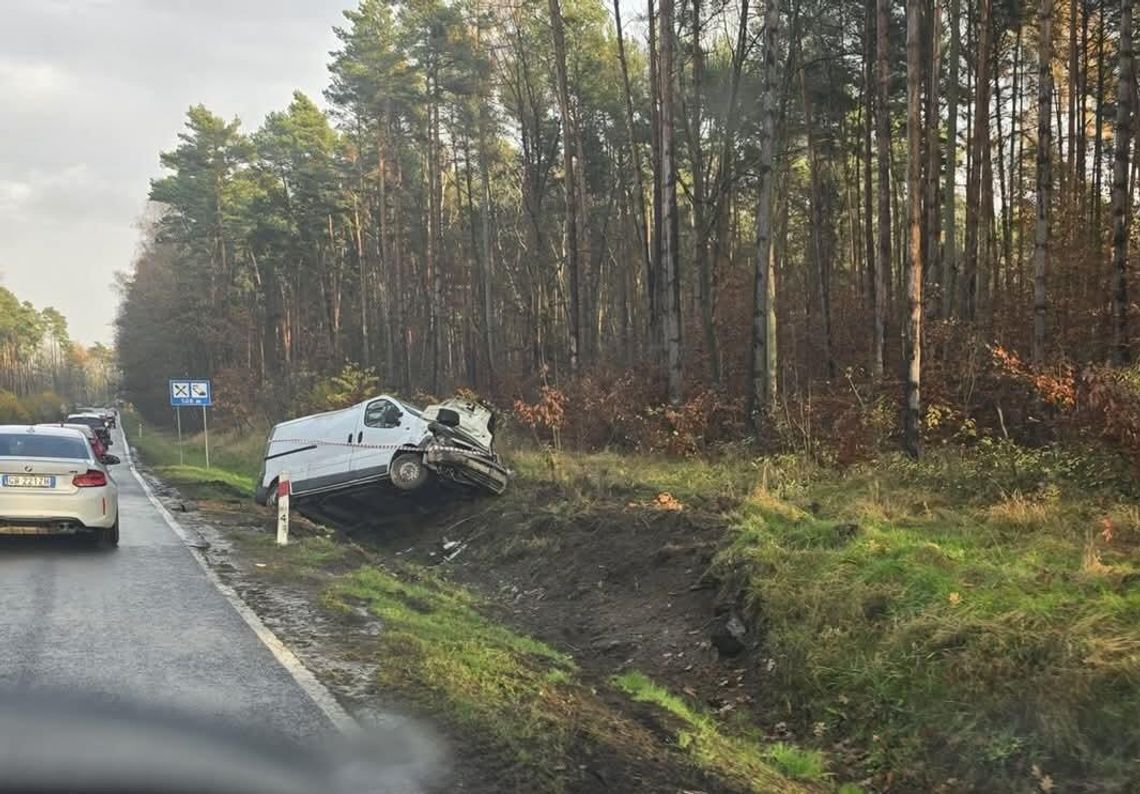 Porzucony wrak na drodze krajowej nr 25