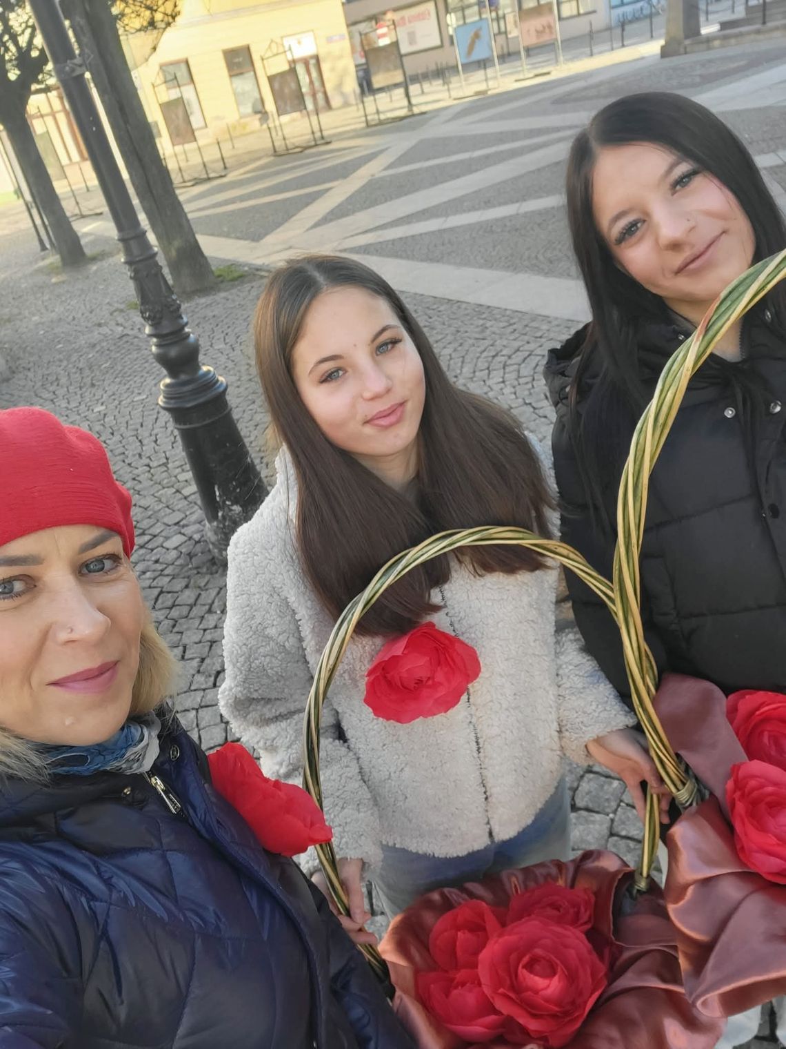 Rozdawali oleśniczanom róże