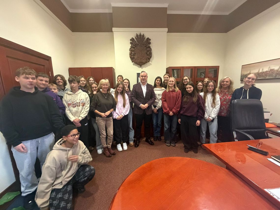 Młodzież z SP8 u burmistrza Oleśnicy