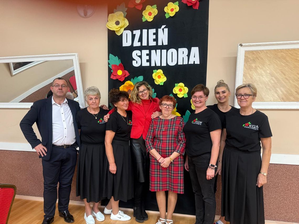 Seniorzy bawili się we Wszechświętem Seniorzy bawili się we Wszechświętem