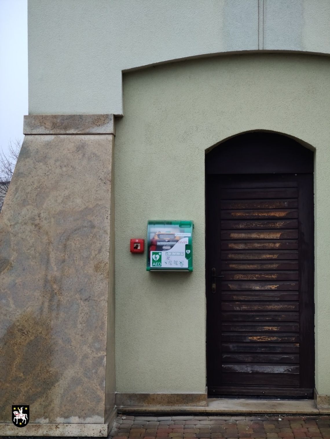 Nowy AED przy dzwonnicy kościoła Matki Bożej Częstochowskiej w Sycowie