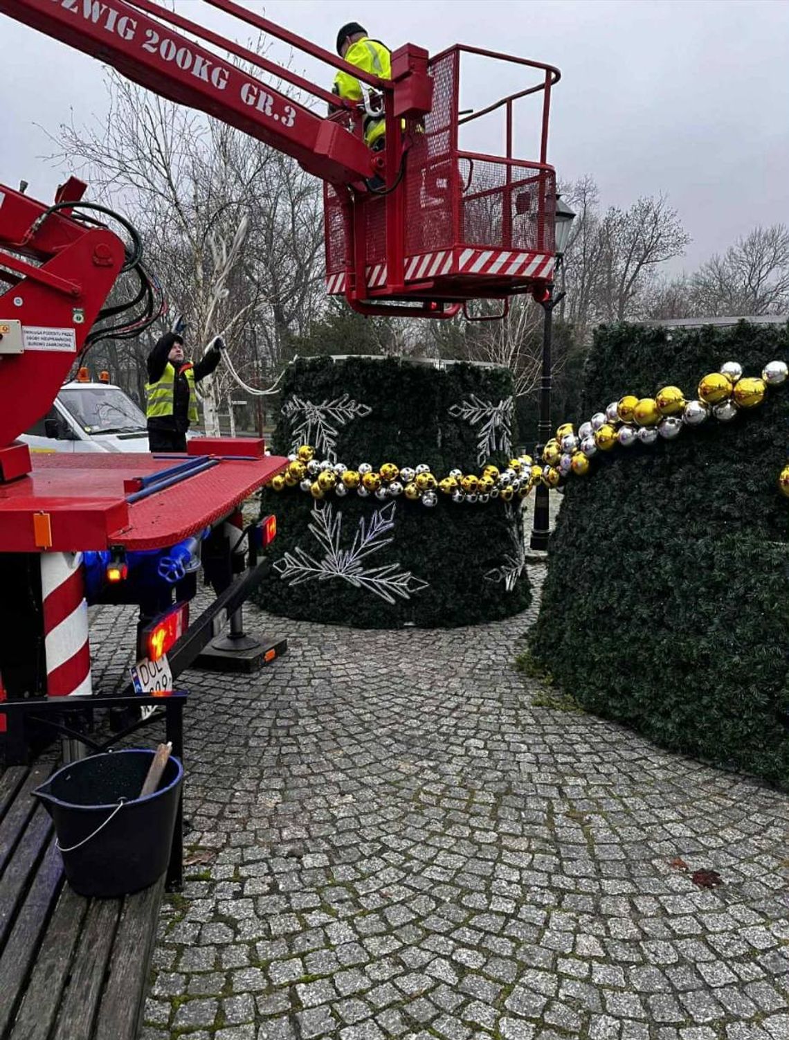 Strażacy zamontowali choinkę w centrum miasta