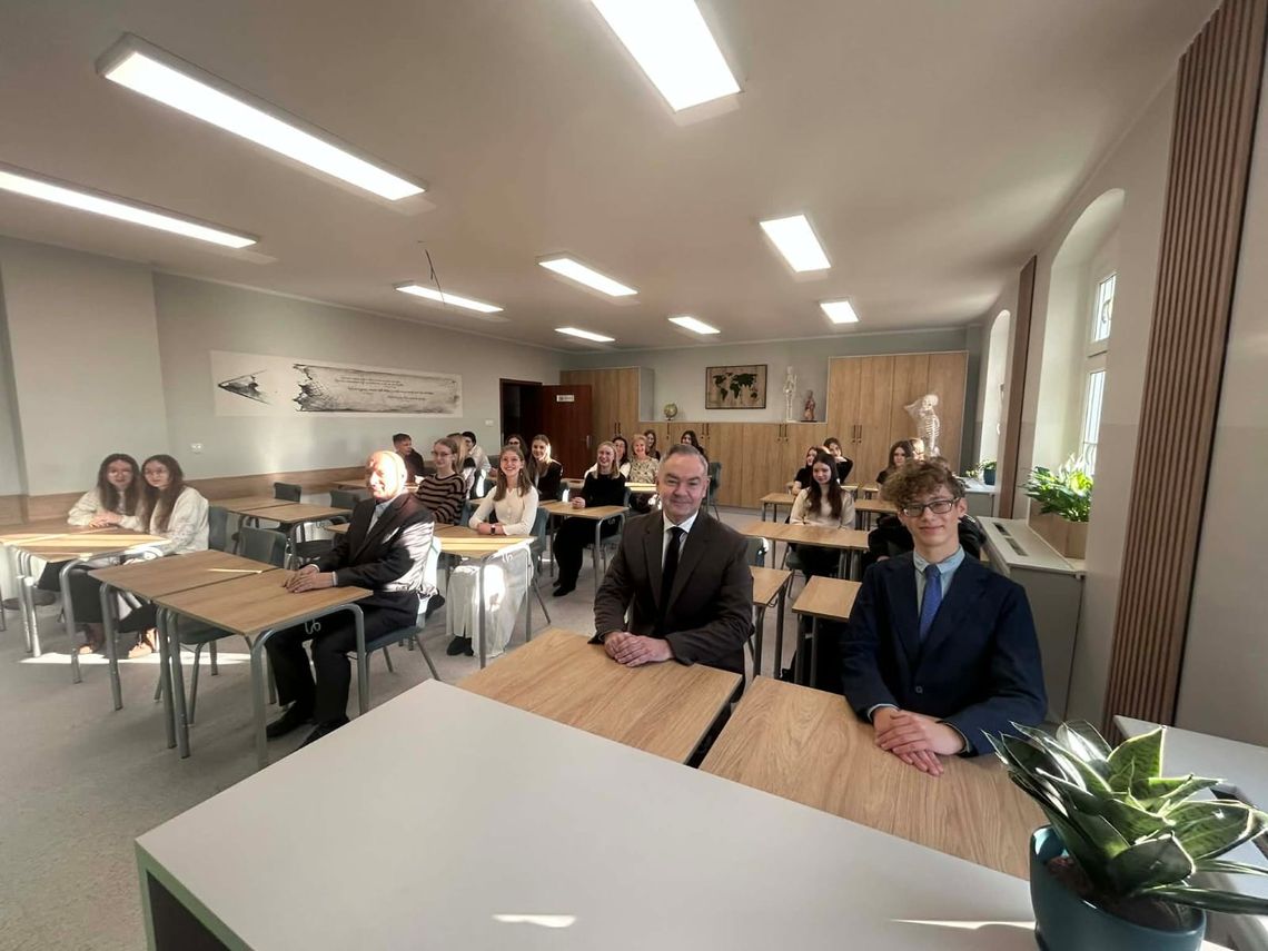 Olga Tokarczuk bohaterką uroczystości w Szkole Podstawowej nr 8 Olga Tokarczuk bohaterką uroczystości w Szkole Podstawowej nr 8