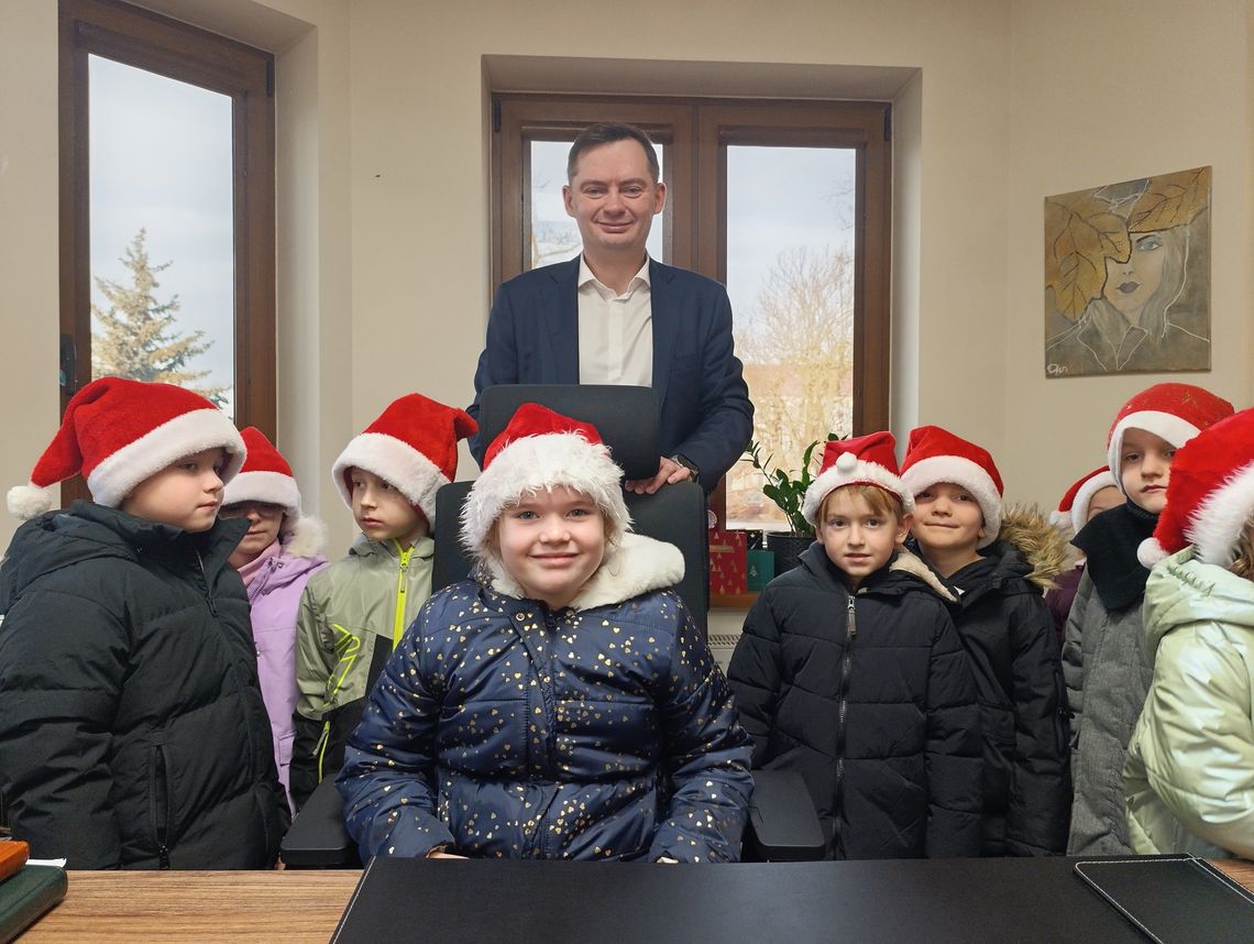 Sześciolatki z „Jagódek” kolędowały u wójta