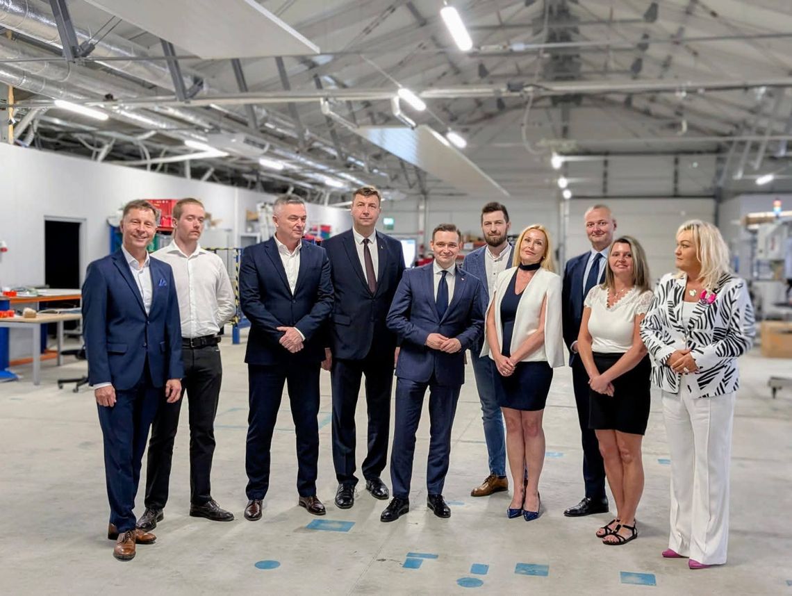 Minister Michał Jaros i oleśniczanki w firmie ControlTec