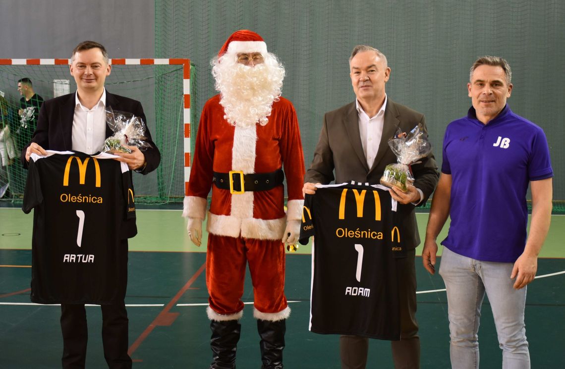 Burmistrz Oleśnicy wziął udział w Mikołajkowym Turnieju Piłki Ręcznej