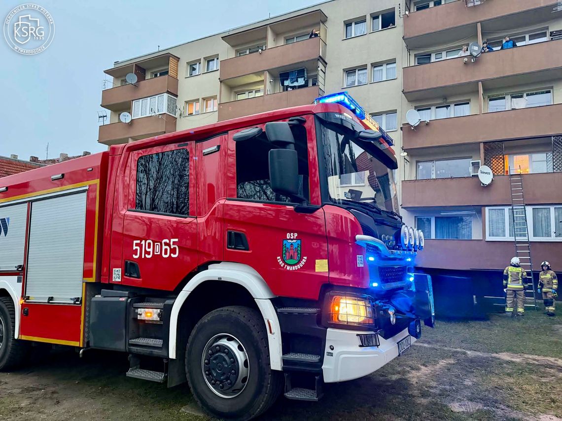 Strażacy i policja interweniowali w mieszkaniu w Twardogórze