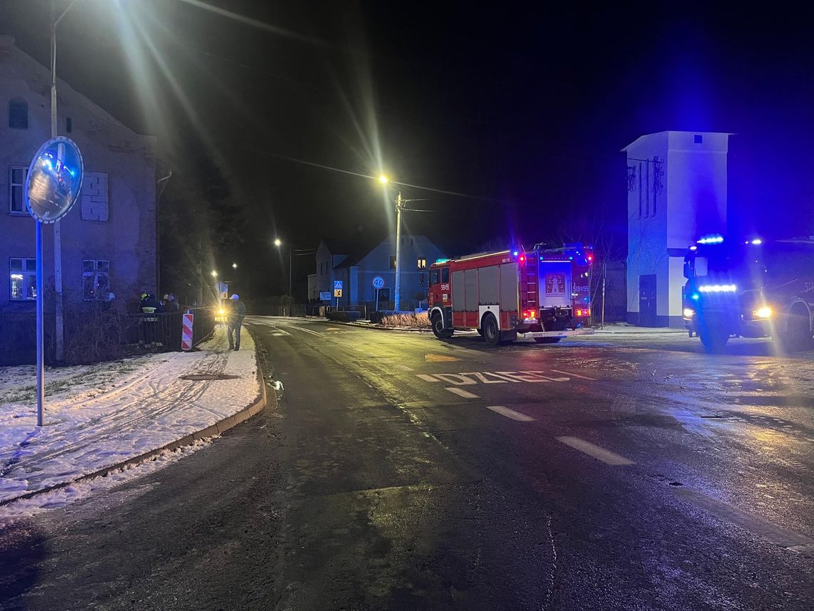 Pożar w piwnicy budynku wielorodzinnego: dym uszkodził komin, ewakuowano 10 osób