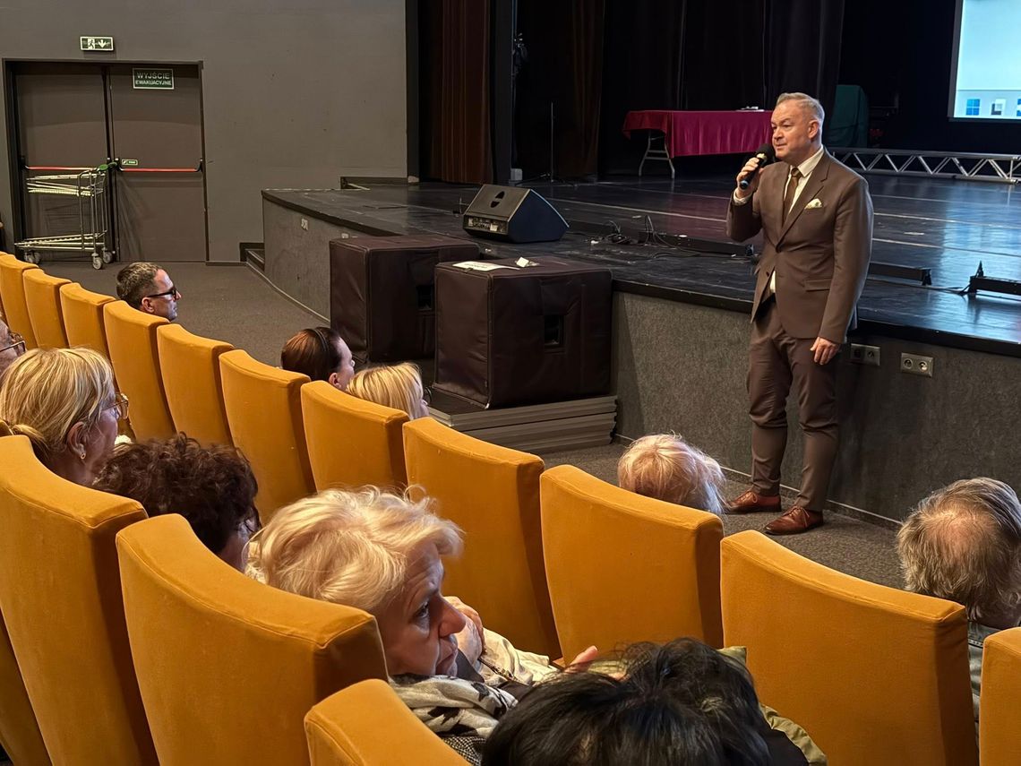Seniorzy w Oleśnicy opanowują internet! Jak unikają oszustów dzięki jednej lekcji?