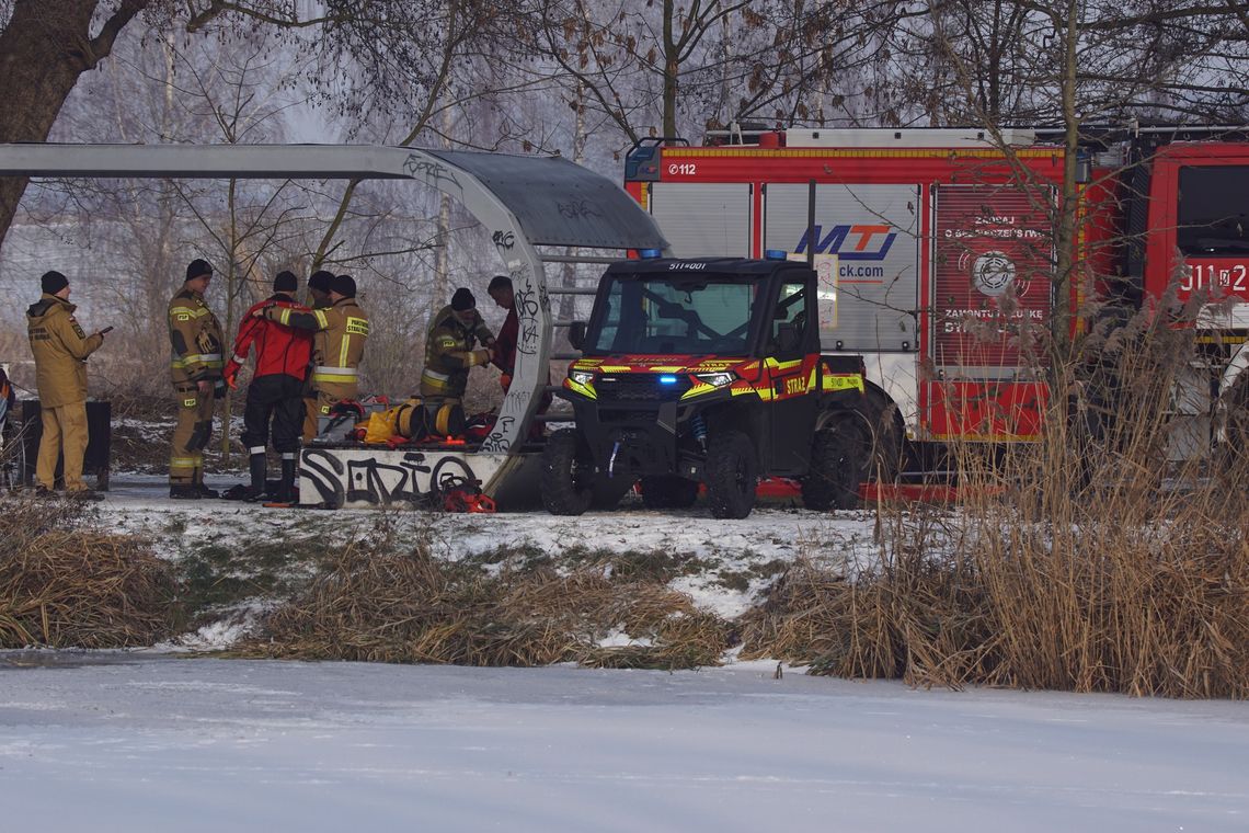 Oleśniccy strażacy ćwiczyli ratownictwo na lodzie w Parku nad Stawami – spacerowicze zamarli z wrażenia Oleśniccy strażacy ćwiczyli ratownictwo na lodzie w Parku nad Stawami – spacerowicze zamarli z wrażenia