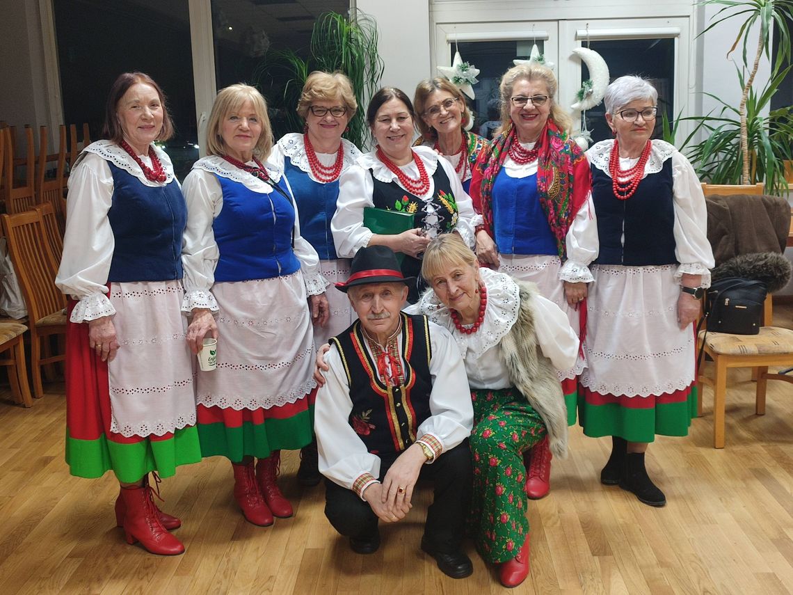 „Głosy Gwiazda niesie...” – zobacz, jak Międzybórz śpiewał kolędy całym sercem! Emocje murowane