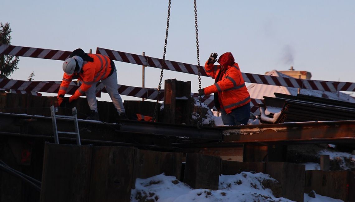 Gigantyczny żuraw i stalowe kolosy pod torami. Co dzieje się przy ulicy Wiejskiej?