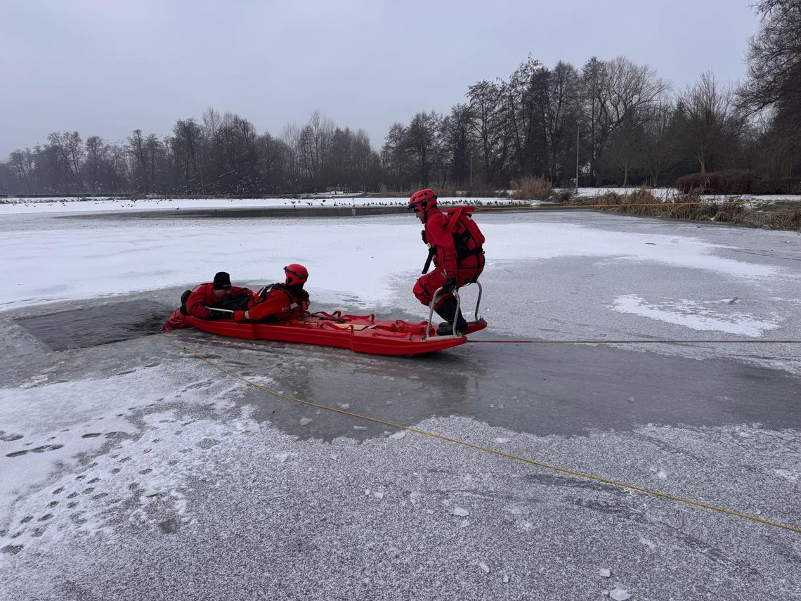 Lód pęka w sekundę, a oni muszą działać natychmiast. Kulisy ćwiczeń strażaków z Oleśnicy i Sycowa