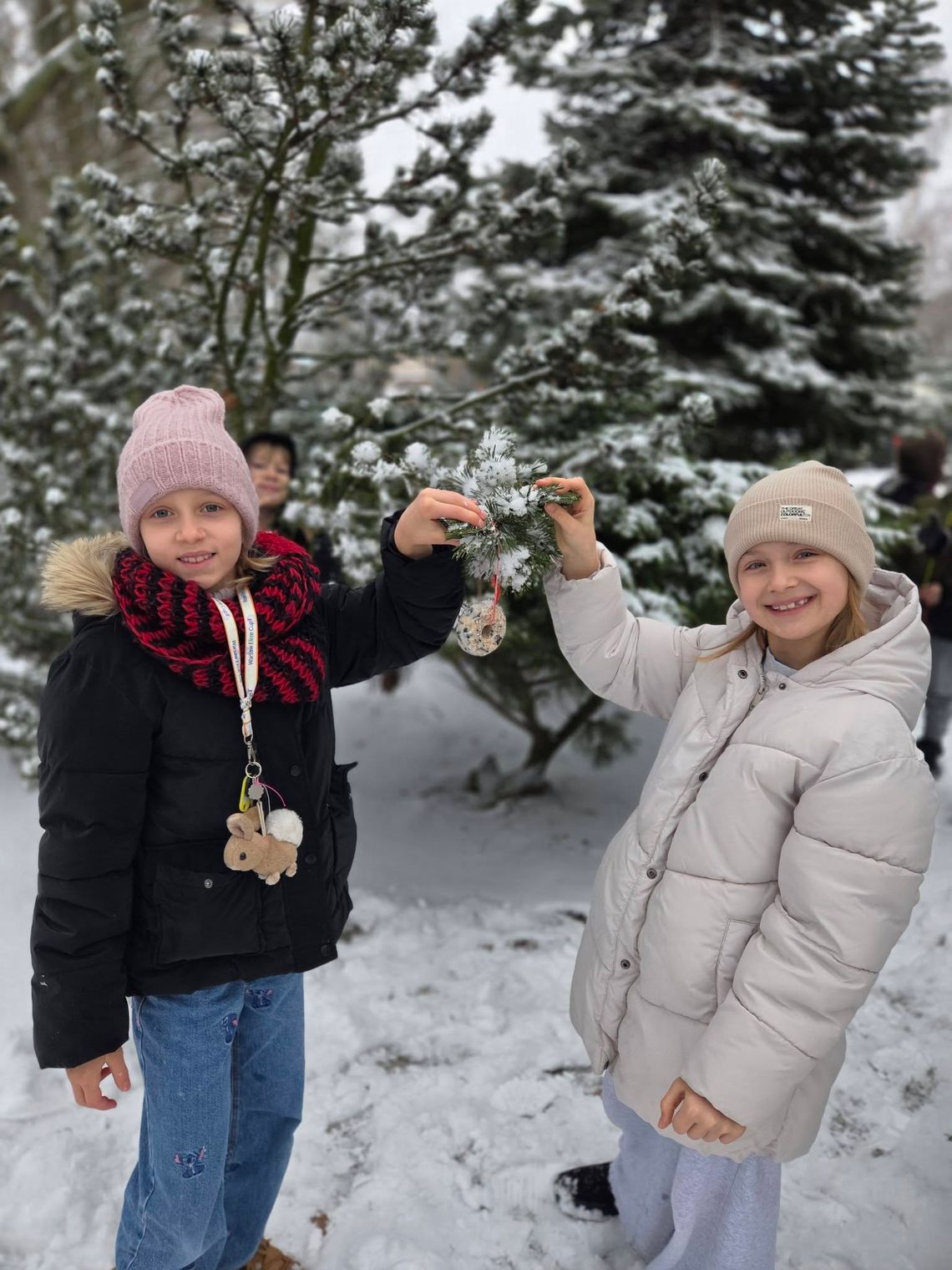 Uczniowie z Bierutowa pomagają ptakom! Zima nie przeszkadza w dobrych uczynkach