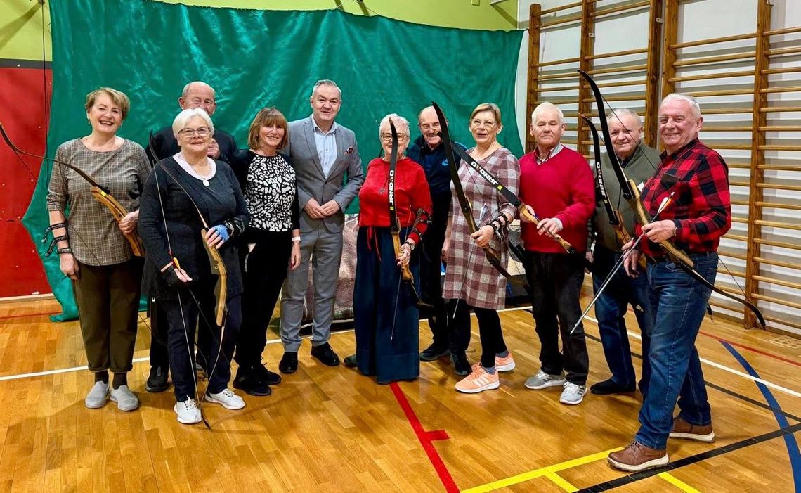 Burmistrz Oleśnicy w szoku po treningu z seniorami - zobacz, co się działo na łuczniczej strzelnicy