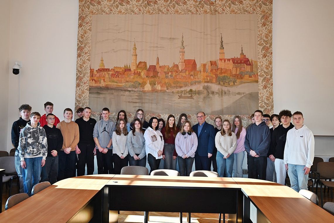 Jan Bronś wprowadza młodzież w tajniki samorządu