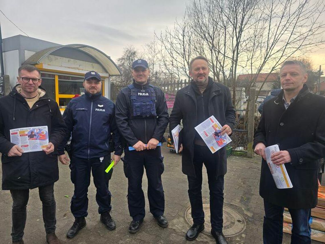 Policjanci i radni łączą siły, by edukować seniorów. Akcja profilaktyczna na targowisku w Oleśnicy Policjanci i radni łączą siły, by edukować seniorów. Akcja profilaktyczna na targowisku w Oleśnicy