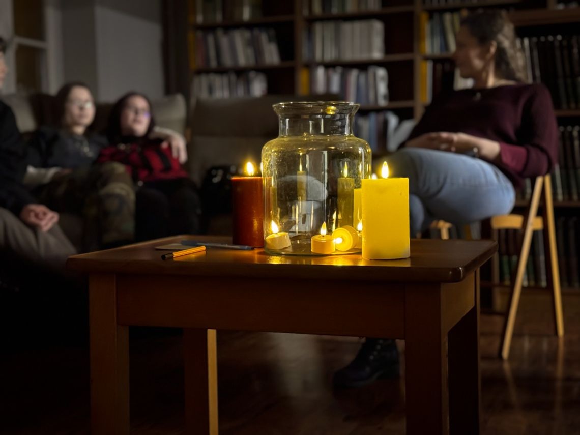 V Wieczór Poetycki Młodych Twórców w Oleśnicy – autentyczność, relacje i poezja bez pośpiechu