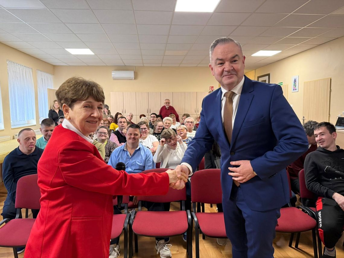 Burmistrz Oleśnicy wśród podopiecznych ŚDS – ciepłe spotkanie, kolędy i podsumowanie roku