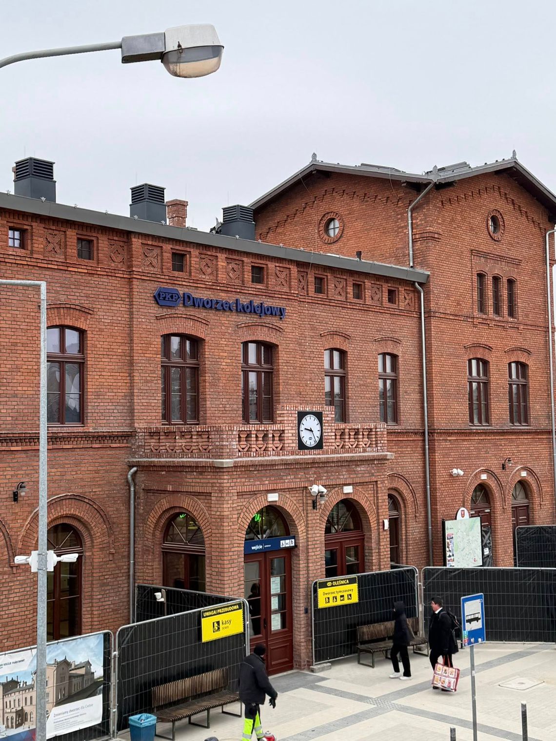 Czy dworzec PKP już zachwyca? Remont nabiera tempa i widać efekty!