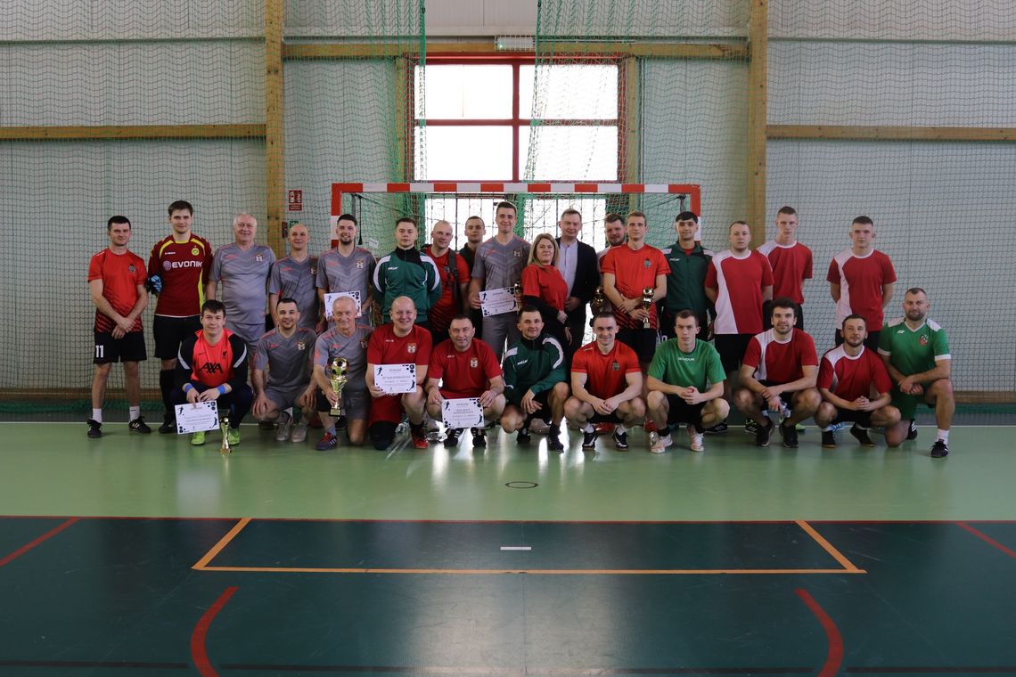 XI Gminny Halowy Turniej Piłki Nożnej Mężczyzn – triumf „Samorządu” i wielkie emocje na parkiecie