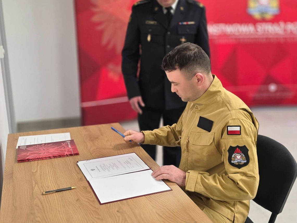 Uroczysta zbiórka w JRG Oleśnica: awans i ślubowanie strażaków